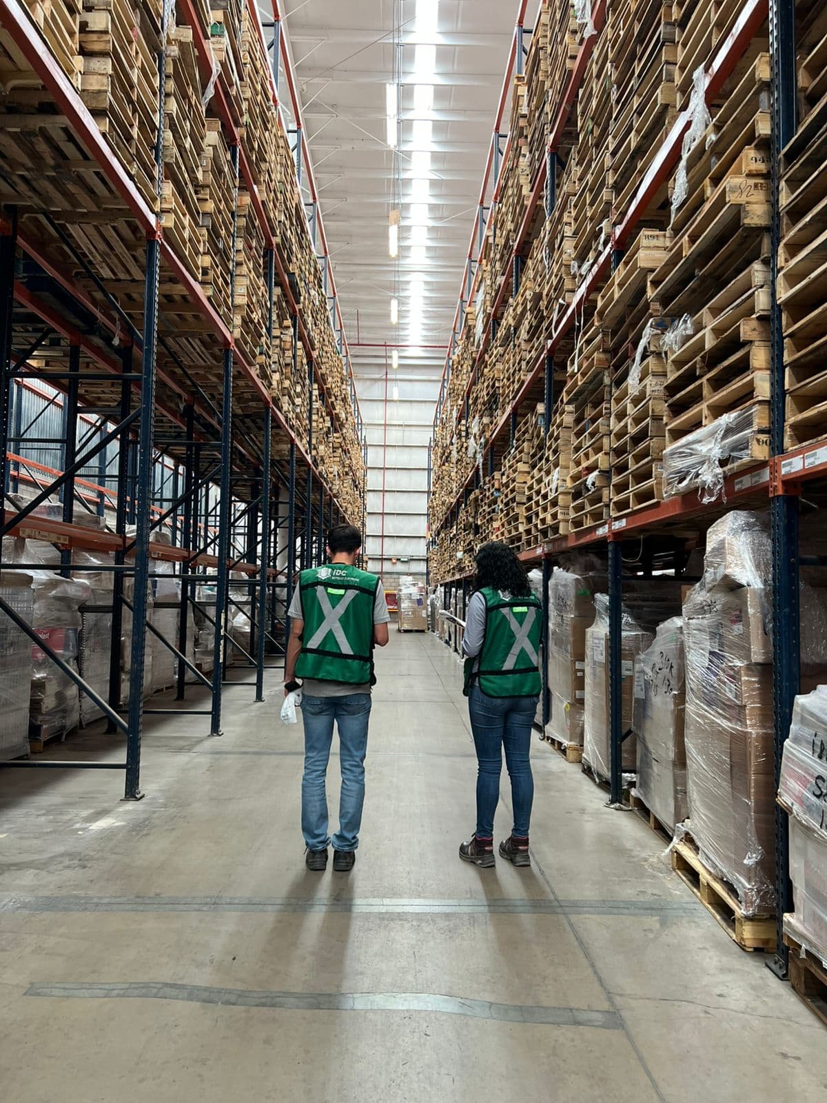 Dos personas trabajando en un almacen