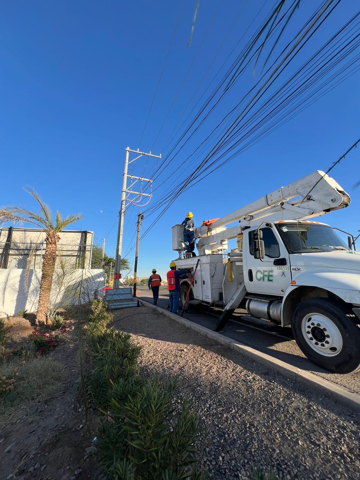 Equipo bajando de una grua del CFE