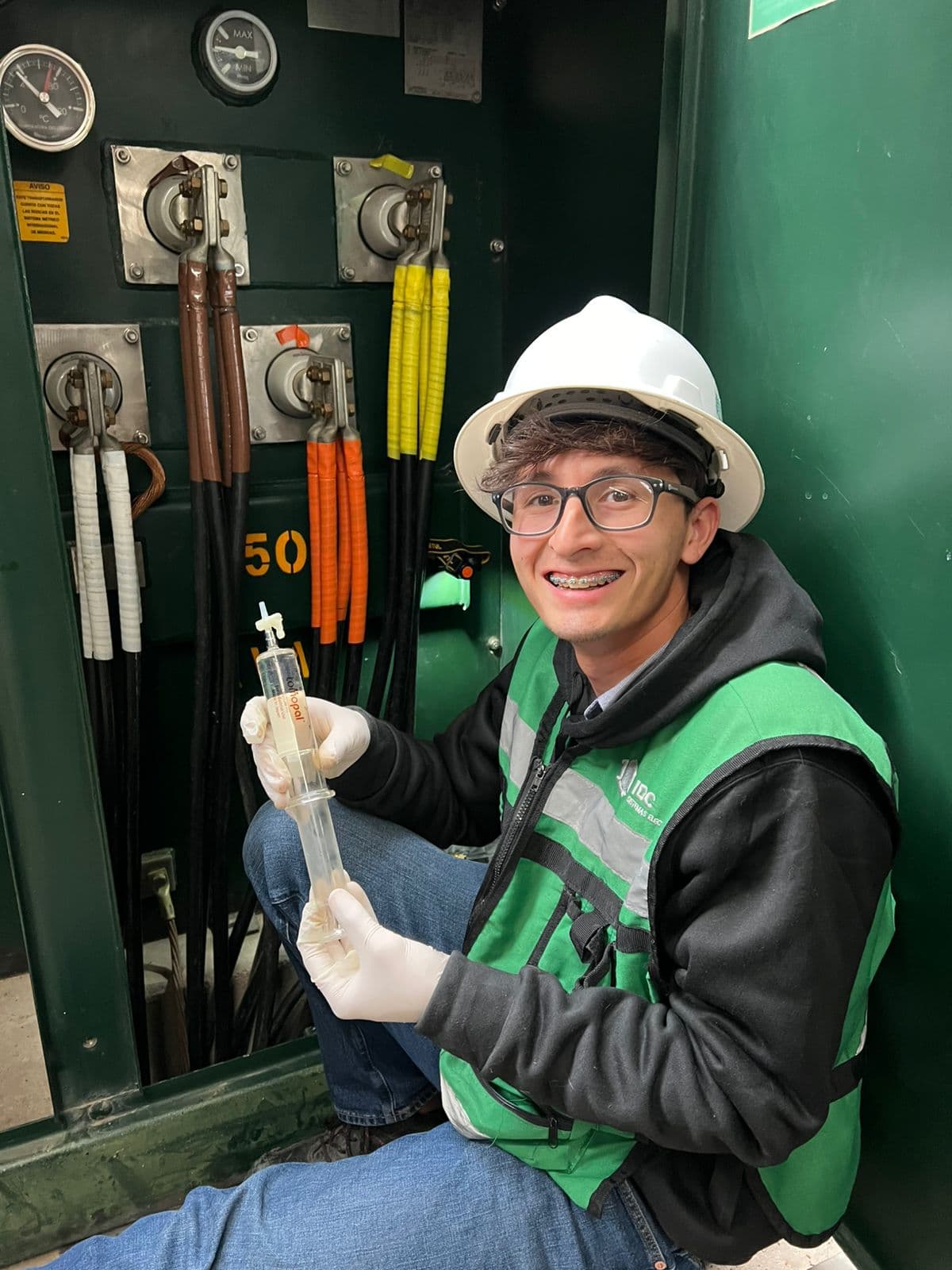 Joven sosteniendo una jeringa
